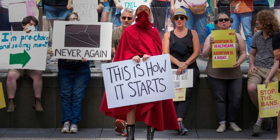 Abtreibungsrechtsaktivisten bei einem Protest in Indianapolis.