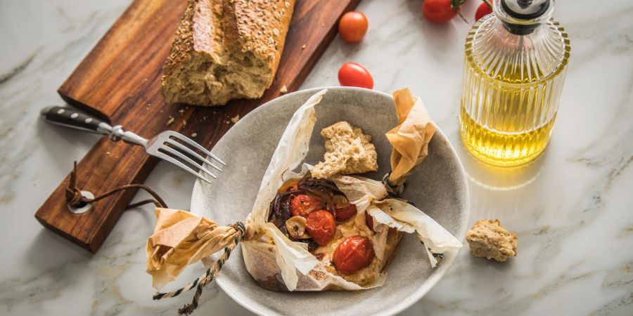 Grillkäse Backpapier Feta Tomate Brett Brot