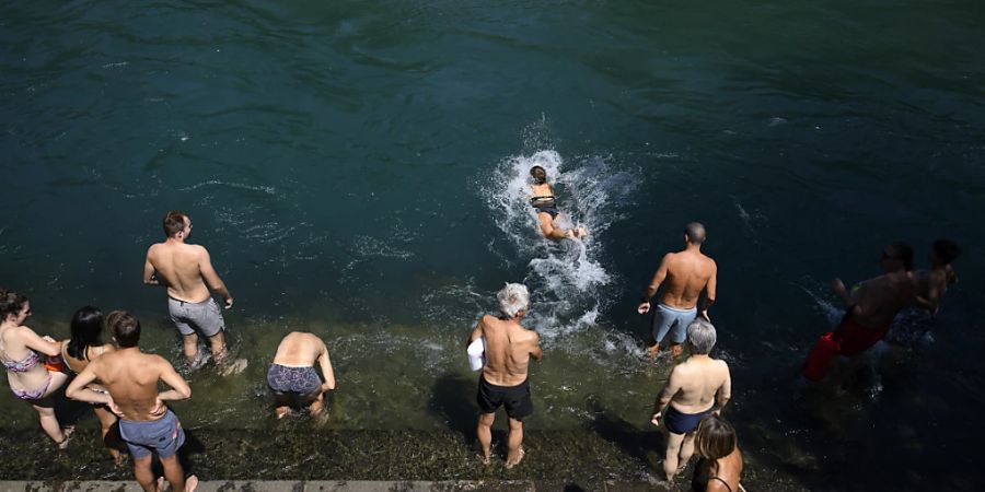 Menschen suchen Abkühlung in der Aare bei Bern: In den kommenden Tagen erreicht eine weitere Hitzewelle die Schweiz. Der Bund hat deswegen eine Hitzewarnung der Gefahrenstufe 3 erlassen. (Archivbild)