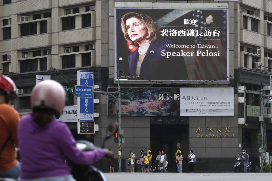 Menschen gehen an einem Plakat vorbei, das die Sprecherin des US-Repräsentantenhauses in Taipeh, Taiwan, am Mittwoch, 3. August 2