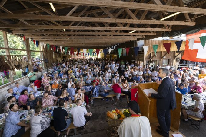 Bundespräsident Ignazio Cassis, rechts, hält eine Ansprache bei seinem Besuch eines 1. August-Brunch auf dem Bauernhof Stöckweid der Familie Duperrex. Ignazio Cassis