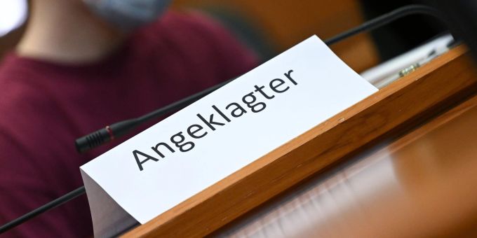 Die Bundesanwaltschaft wirft dem Angeklagten unter anderem die versuchte Gründung einer terroristischen Vereinigung vor. Die Bundesanwaltschaft wirft dem Angeklagten unter anderem die versuchte Gründung einer terroristischen Vereinigung vor.