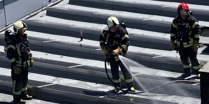 Dach eines Mehrfamilienhauses in Flammen. Niemand wurde verletzt.