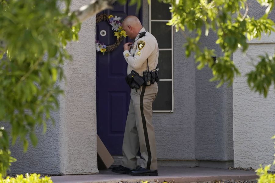 Ein Polizist klopft an die Türe von Robert Telles' Haus. Die Offiziellen durchsuchten es, nachdem Beweise gegen den Politiker auftauchten.