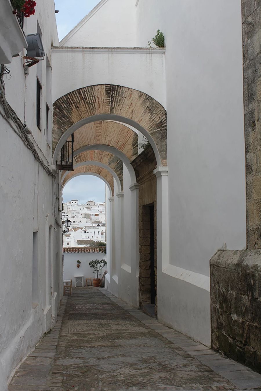 Architektur Spanien Gang Kopfsteinpflaster Rundbogen