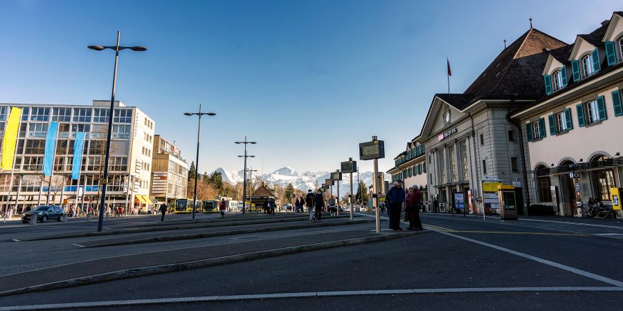 Der Bahnhofplatz Thun mit Blick in die Berner Alpen.