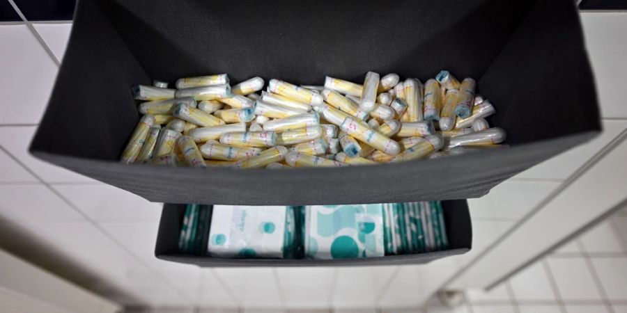 Wer sich Damenbinden und Tampons nicht leisten kann, bekommt sie in Schottland kostenlos.