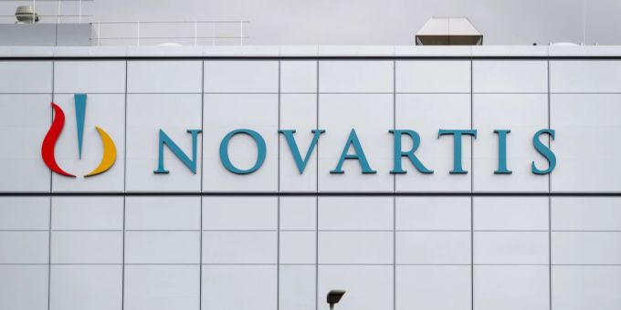 Das Logo des Herstellers von Zolgensma an einem Produktionswerk des Pharmakonzerns. Zolgensma Novartis