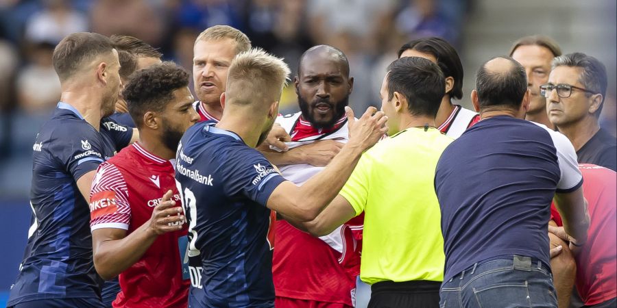 Im Spiel zwischen dem FC Luzern und dem FC Sion kochen die Emotionen hoch.