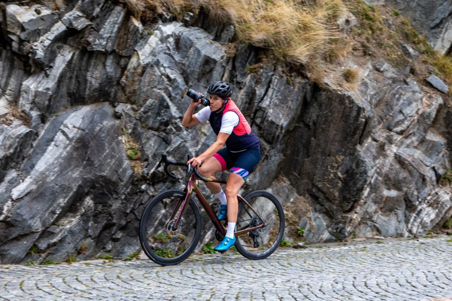 Monika Sattler auf dem Velo