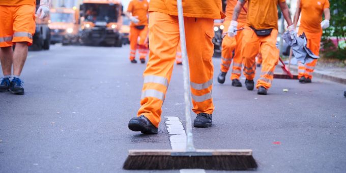 Mitarbeiter der Berliner Stadtreinigung (BSR) und Putzfahrzeuge machen direkt nach der Parade wieder sauber. Mitarbeiter der Berliner Stadtreinigung (BSR) und Putzfahrzeuge machen direkt nach der Parade wieder sauber.