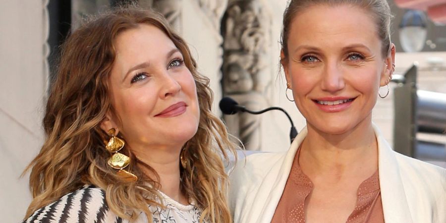 Die Schauspielerinnen Drew Barrymore und Cameron Diaz auf dem Hollywood Walk of Fame.