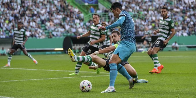 Sebastian Coates (Sporting Lissabon) gegen Son Heung-min (Tottenham Hotspur) in der Champions League. Sporting Tottenham Champions League