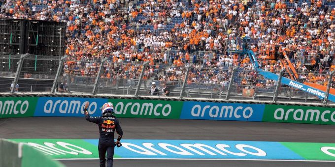 Verstappen musste im Auftakttraining auf dem Circuit Park Zandvoort schon nach wenigen Minuten seinen Red Bull auf der Strecke abstellen. circuit park zandvoort