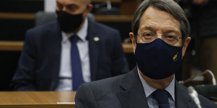 ARCHIV - Der zypriotische Präsident Nicos Anastasiades sagt im Filoxenia Conference Center vor einem Ausschuss aus, der untersuchen soll, was bei einem inzwischen eingestellten Programm zur Vergabe der zypriotischen Staatsbürgerschaft an reiche Investoren schief gelaufen ist. Foto: Petros Karadjias/AP/dpa