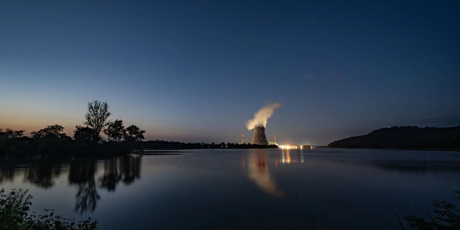 Wasserdampf steigt aus dem Kühlturm des Atomkraftwerks Isar 2 in Bayern.