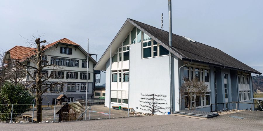 Die Schule Rüderswil. Im Hintergrund das Gemeindehaus.