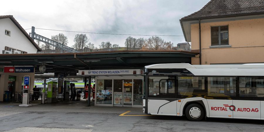 Der SBB Bahnhof Wolhusen mit wartendem Bus.