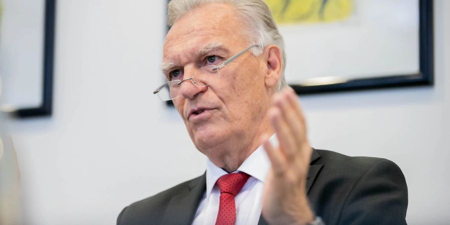 Jörg Ziercke, Bundesvorsitzender des Weissen Rings, kritisiert die bürokratischen Hürden für Gewaltopfer in Deutschland.