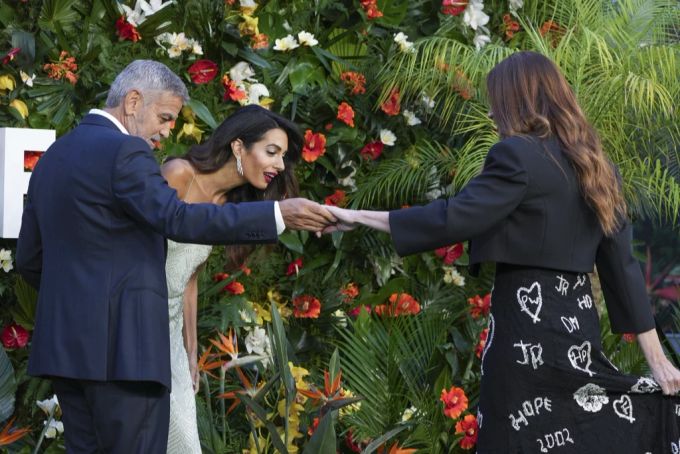 George und Amal Clooney bestaunen das Kleid von Julia Roberts. Hollywood