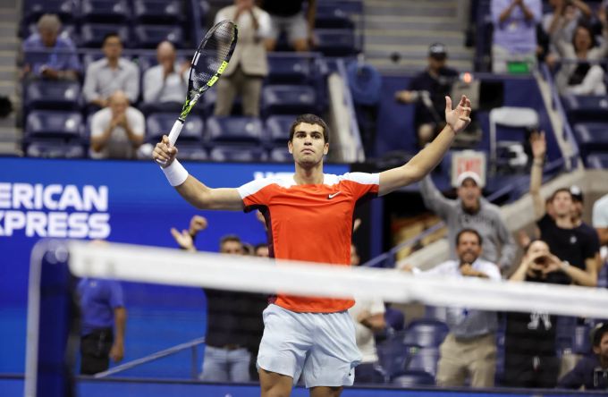 Carlos Alcaraz jubelt nach seinem Einzug in den Halbfinal. US Open SRF