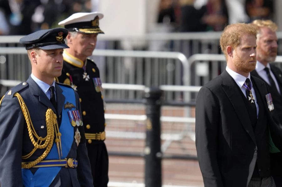 William (l) und Harry bei der Prozession ihrer verstorbenen Grossmutter Queen Elizabeth.