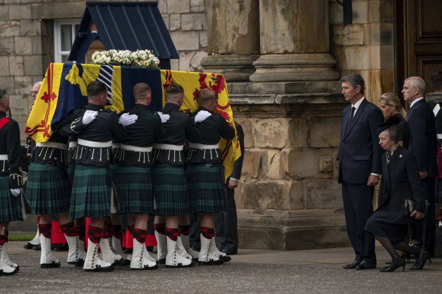 Prinzessin Anne verneigt sich vor dem Sarg ihrer Mutter.