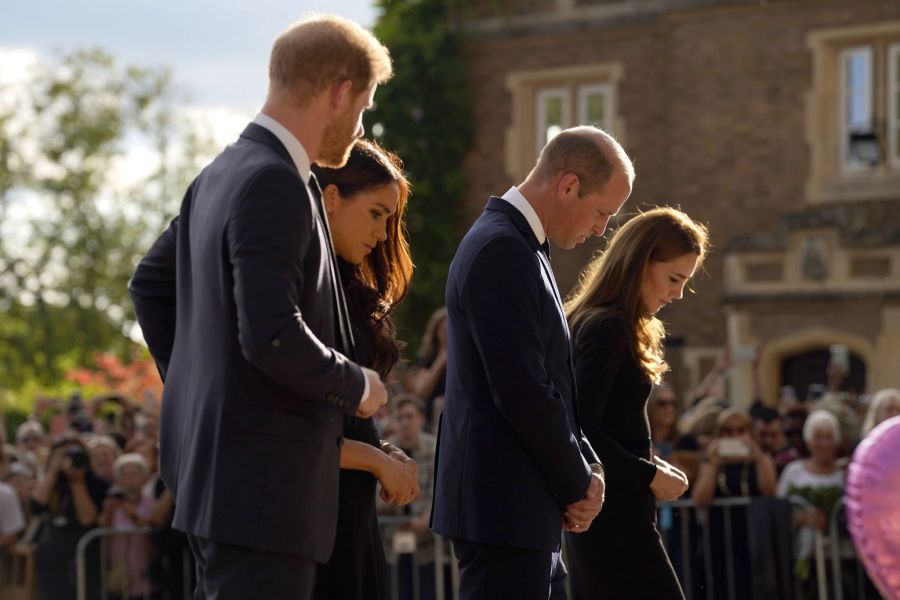 Prinz Harry (l-r), seine Frau Meghan, William, Prinz von Wales, und Kate, Prinzessin von Wales, betrachten Blumen.