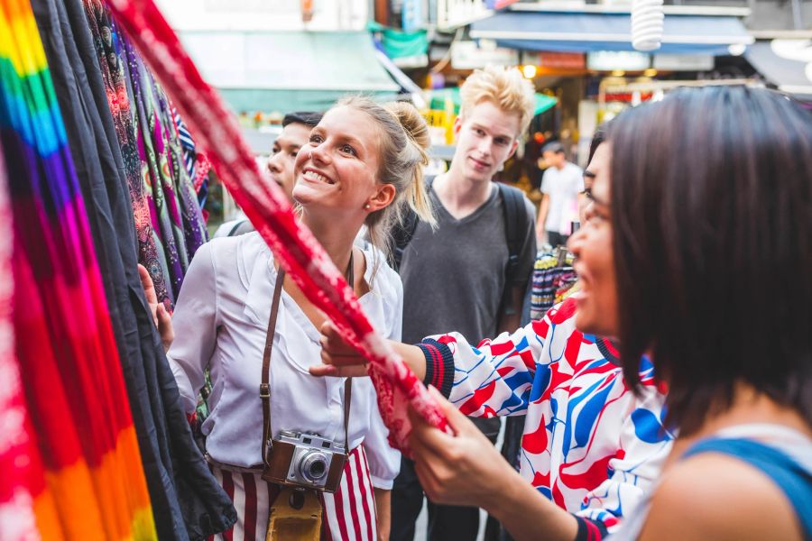 Markt Tourismus Kleidung bunt Frau