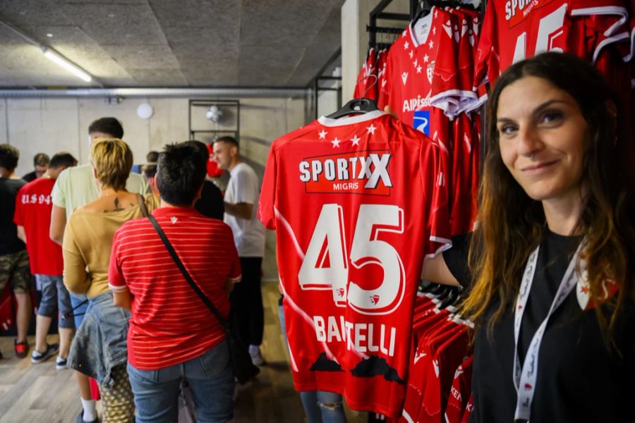 Die Trikots mit der Nummer 45 (Mario Balotelli) sind bei den FC Sion Fans derzeit äusserst beliebt.