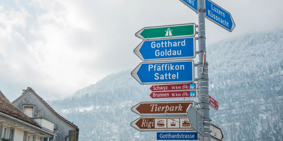 Die Beschilderung in Arth im Kanton Schwyz.