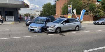 Muttenz BL: Kollision zwischen zwei Personenwagen