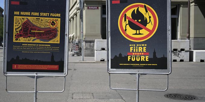 Eine Folge des Hitzesommers waren Feuerverbote: Plakate auf dem Berner Bundesplatz. (Archivbild) Eine Folge des Hitzesommers waren Feuerverbote: Plakate auf dem Berner Bundesplatz. (Archivbild)