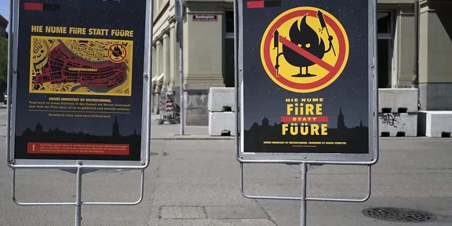 Eine Folge des Hitzesommers waren Feuerverbote: Plakate auf dem Berner Bundesplatz. (Archivbild)