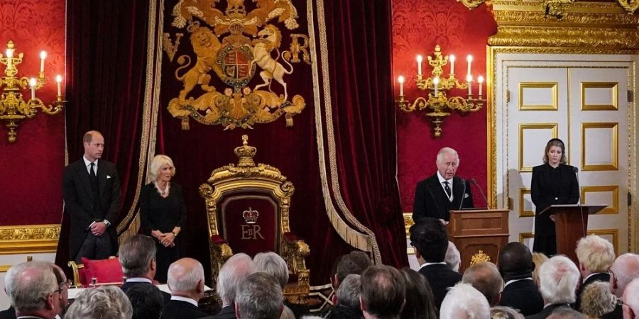 Charles III. ist im Londoner St. James' Palast zum König proklamiert worden.