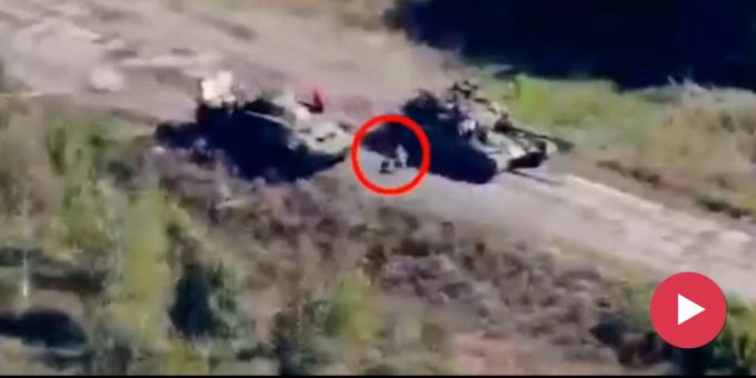 Von Panzer fallend - So überstürzt flüchten Russen bei Charkiw