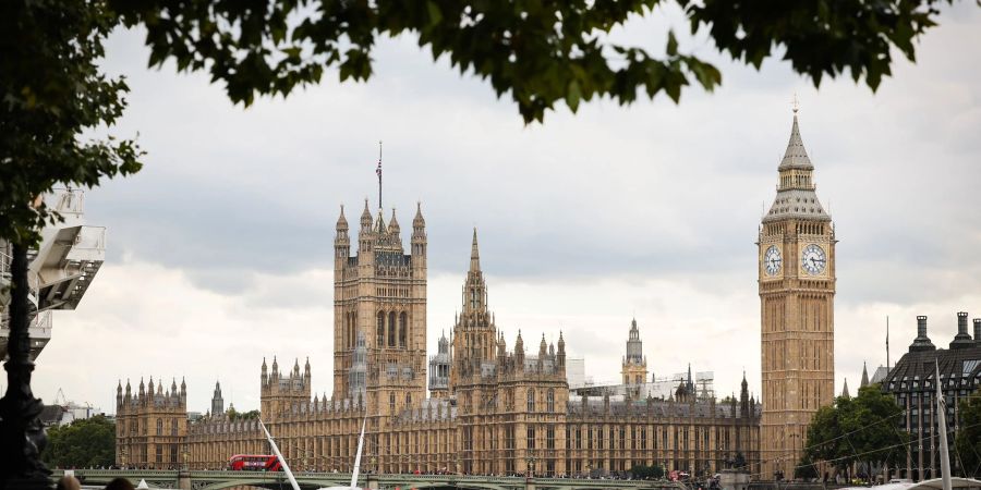 Das britische Parlamentsgebäude (Houses of Parliament), der Palace of Westminster, und der Big Ben (Elizabeth Tower) sind hinter der Westminster Bridge zu sehen.