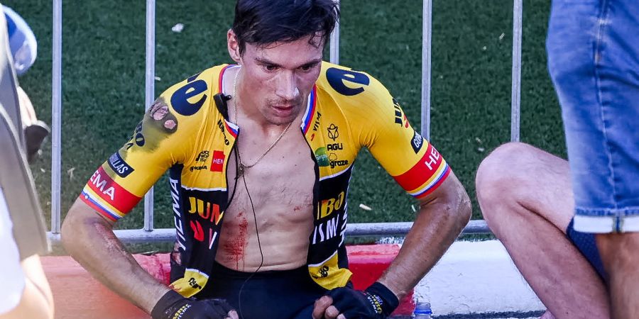 Primoz Roglic hat sich nach seinem Sturz am Strassenrand niedergelassen. Der Slowene gibt bei der Vuelta auf.