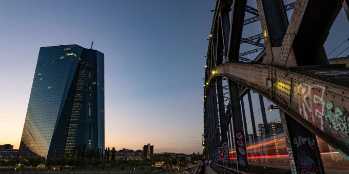 Die Zentrale der Europäischen Zentralbank (EZB) im Abendlicht. Die Zentrale der Europäischen Zentralbank (EZB) im Abendlicht.