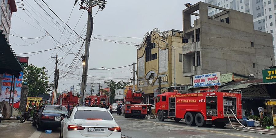 Um den Brand in der Karaokebar unter Kontrolle zu bekommen, wurden über zwölf Löschfahrzeuge benötigt. Foto: Duong Tri Tuong/Vietam News Agency/AP/dpa