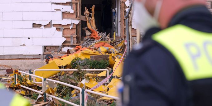 Ein Sportflugzeug ist im Landkreis Hildesheim in ein Wohngebäude gestürzt. Ein Sportflugzeug ist im Landkreis Hildesheim in ein Wohngebäude gestürzt.