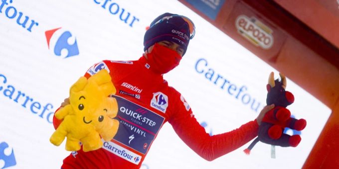 Remco Evenepoel im Roten Trikot bei der Siegerehrung. Remco Evenepoel