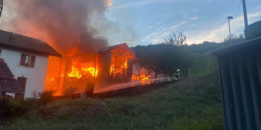 In der Gemeinde Crans-Montana im Kanton Wallis sind am Samstagabend eine Scheune, ein Gartenhaus und ein Wohnhaus in Brand geraten.