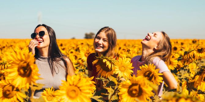 Frauen in Sonnenblumenfeld