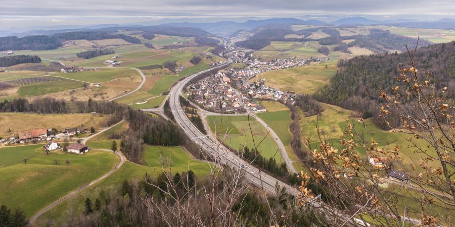 Blick von der Bergfluh bei Eptingen hinunter ins Diegtertal mit den Gemeinden Diegten, Tenniken und Zunzgen.