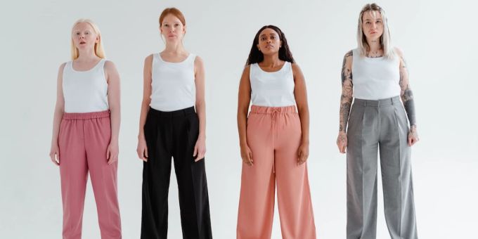 Tanktops lassen sich super stylen. 4 Frauen in Tanktops