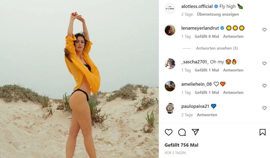 Lena Meyer-Landrut posiert im Bikini.