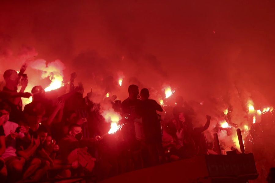 Die Olympiakos-Fans heissen den Neuzugang frenetisch willkommen.