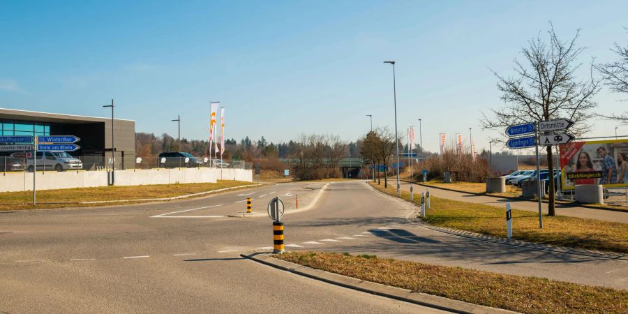 Die Ossingerstrasse Richtung Andelfingen.