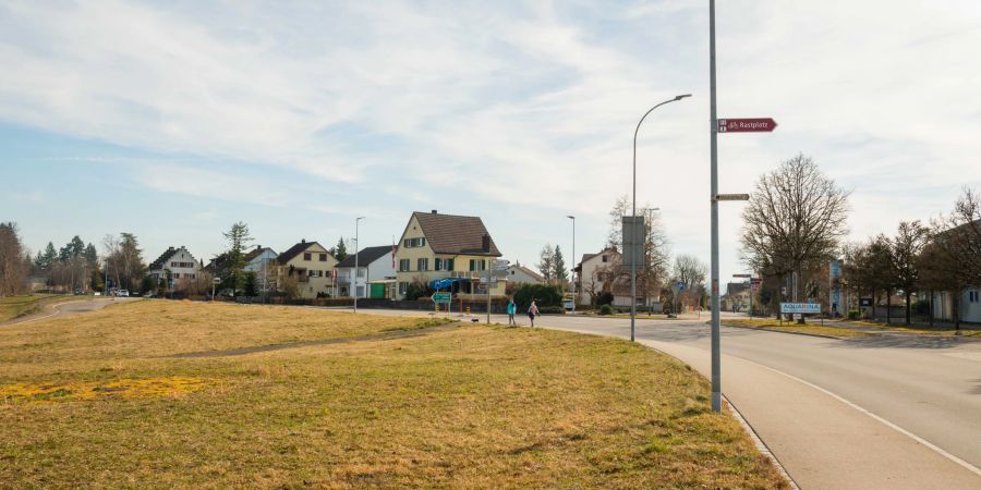 Eine Durchfahrtsstrasse der Gemeinde Rheinau.